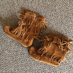 Minnetonka 3 Tier Fringe Moccasins Boots Girls 2